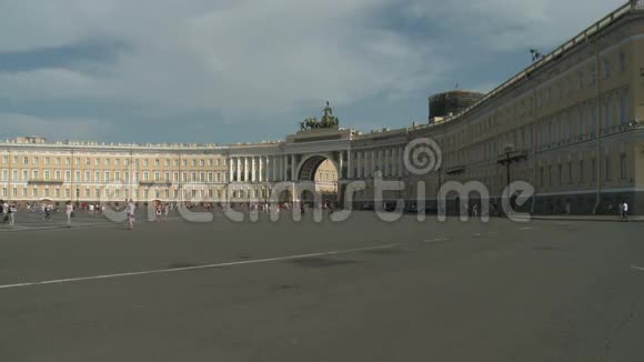 彼得堡宫殿广场对一般工作人员大楼的看法视频的预览图
