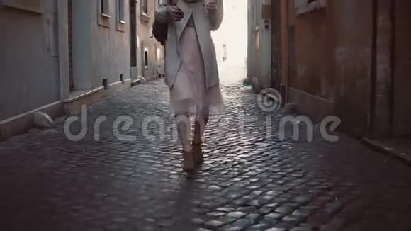 欧洲阳光明媚的春天城市街上年轻女子的近景时髦的女孩独自探索老城视频的预览图