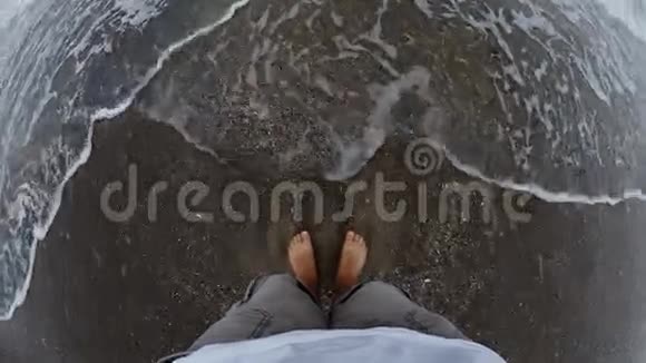 脚被海浪冲刷视频的预览图