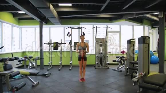 混合赛跳女训练在健身房锻炼是健康的健身身体视频的预览图