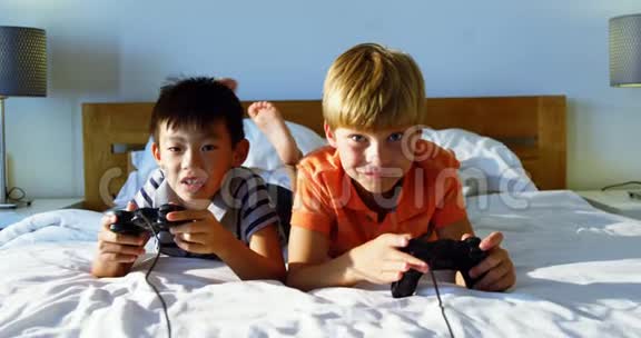 兄弟姐妹在卧室玩电子游戏视频的预览图
