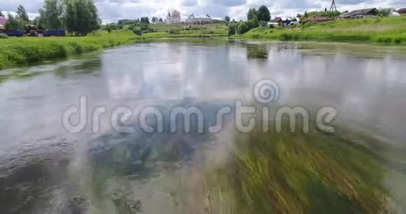 沿着河流飞到修道院视频的预览图