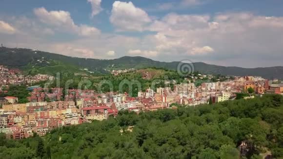 夏日巴塞罗那城市景观空中全景4k西班牙视频的预览图