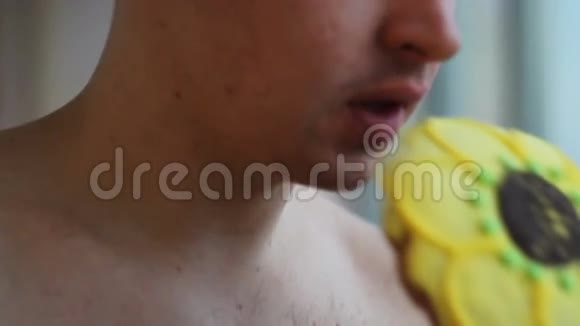 男人吃着美丽而喜庆的姜饼视频的预览图