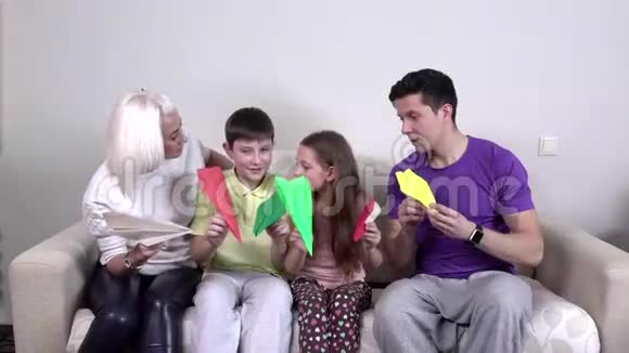家庭在房间里推出五颜六色的纸飞机慢动作视频的预览图