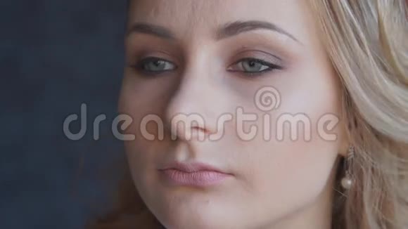 化妆过程化妆艺术家在年轻女性的脸上奠定基础化妆艺术家用刷子为视频的预览图