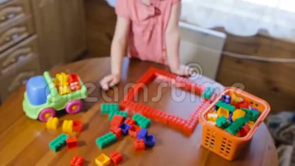 小女孩在玩玩具积木走近相机视频的预览图