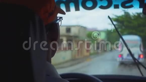 下雨天司机在车上戴帽子视频的预览图