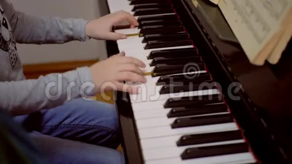 钢琴双手钢琴演奏音乐视频的预览图