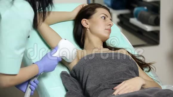 美容师对病人腋窝进行激光脱毛脱毛程序视频的预览图