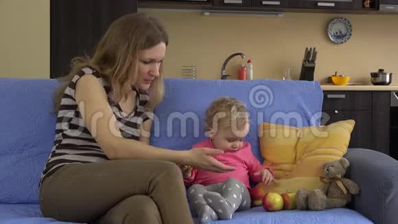 妈妈和她的小孩子吃红色的健康苹果水果视频的预览图