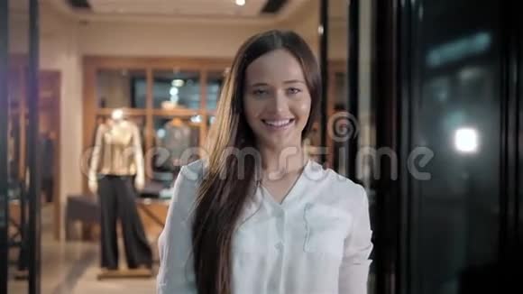 女设计师站在她的服装店的肖像小型企业视频的预览图