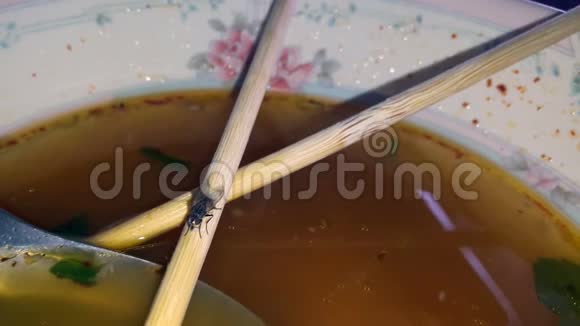 苍蝇吃面条里的食物残渣视频的预览图