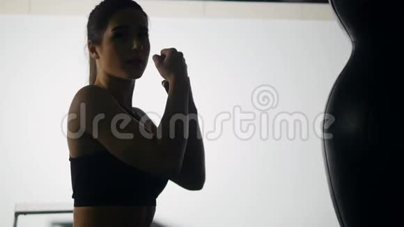 美丽的跆拳道女子健身室内练打袋劲力劲健健身跆拳道系列视频的预览图