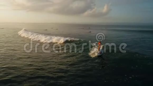 冲浪冲浪女子骑在蓝色波浪上慢动作视频的预览图