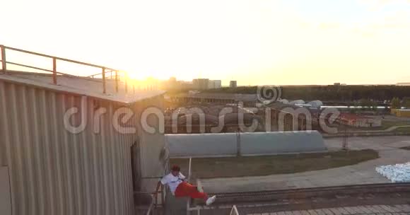跑酷运动员跳过金属栏杆视频的预览图