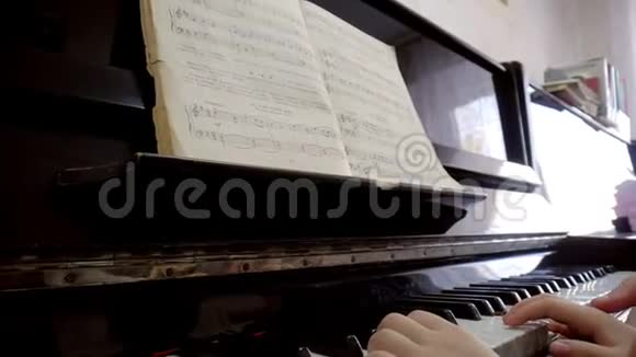 钢琴双手钢琴演奏音乐视频的预览图