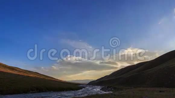 在山上日落河谷图兹4K视频的预览图