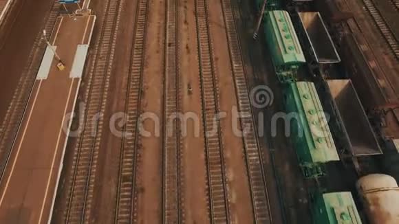铁路堆场有大量的铁路线路和货运列车空中飞行视频的预览图
