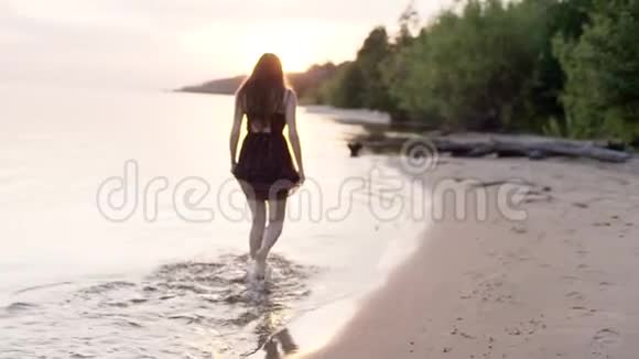 女孩沿着岸边水上行走视频的预览图