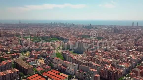 夏日巴塞罗那城市全景西班牙视频的预览图