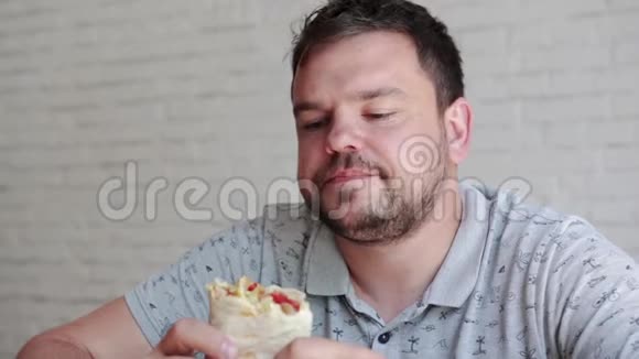 吃唐纳基普的人是是东方快餐的中间菜视频的预览图