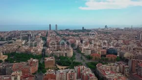 夏日巴塞罗那城市景观空中全景4k西班牙视频的预览图