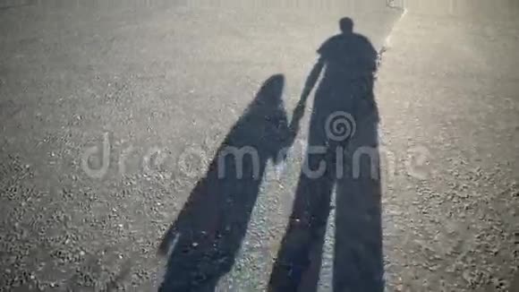 父母和孩子一起走在路上的阴影视频的预览图