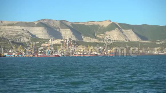 大型俄罗斯港口货油码头船进入港口视频的预览图