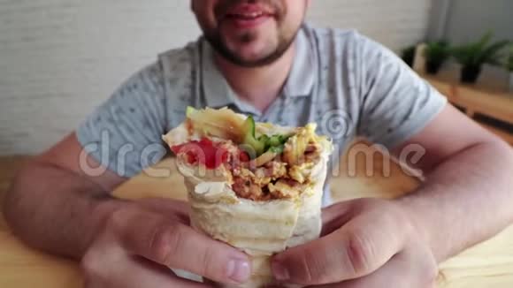 吃唐纳基普的人是是东方快餐的中间菜视频的预览图
