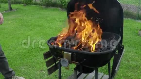 在金属烤架里开火视频的预览图