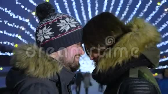 快乐浪漫的情侣拥抱在圣诞城街道慢动作视频的预览图