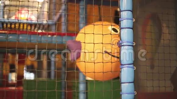 带着微笑的滑稽球在儿童游戏室里视频的预览图