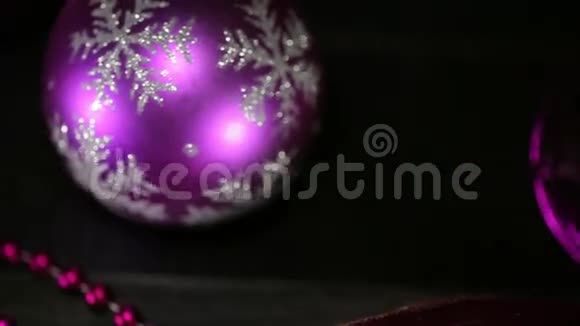 深色背景上的圣诞舞会视频的预览图