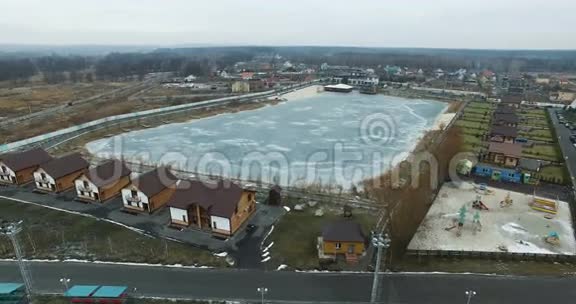 冰湖周围的小山村视频的预览图