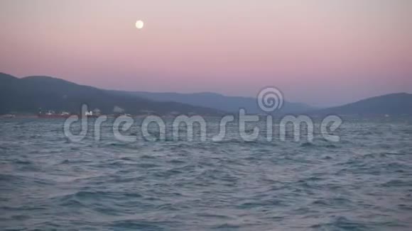 美丽的日落海上和山上升起的月亮视频的预览图