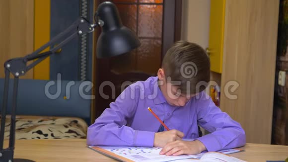 一个十几岁的男孩做家庭作业远程教育家庭教育视频的预览图