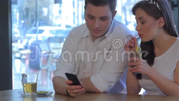 女人在咖啡馆的男人旁边喝鸡尾酒视频的预览图