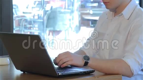 在咖啡馆里用笔记本电脑把男士类型的东西合上视频的预览图