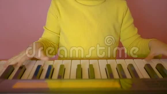 幼儿学习弹钢琴视频的预览图