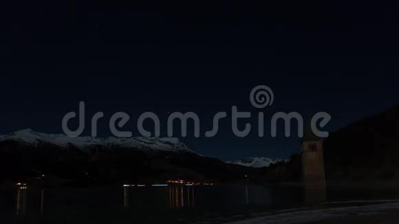 意大利南蒂罗尔的雷西亚湖出现的库伦钟塔夜冬时间的流逝视频的预览图
