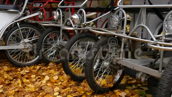 秋日自行车停放视频的预览图