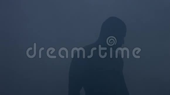 黑暗工作室的战斗机mma剪影在烟雾中特写跆拳道剪影视频的预览图