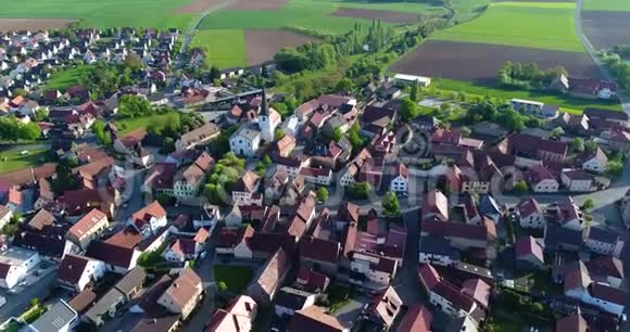 一个小小的欧洲城市中心有一座教堂欧洲建筑欧洲村庄视频的预览图