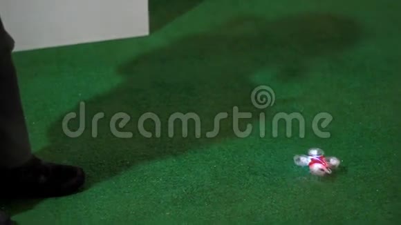 小型无人机飞行玩具无人机复印机测试Dran技术概念视频的预览图