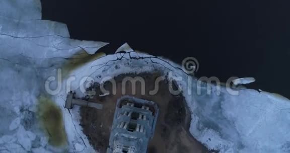 空中观景台飞越小岛上的钟楼视频的预览图