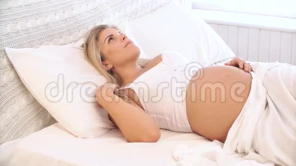 孕妇躺在床上梳头视频的预览图