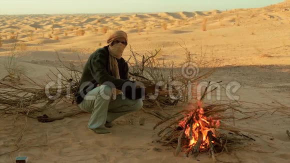 撒哈拉人在火附近视频的预览图