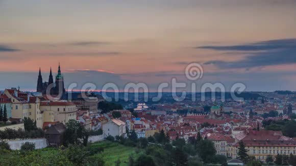 在雾蒙蒙的早晨日出时看到布拉格的美丽景色视频的预览图