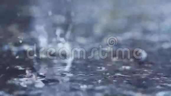 下降的雨水和水泡视频的预览图